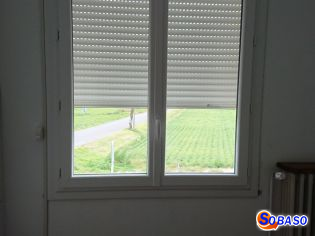Fenêtre PVC blanche en rénovation 