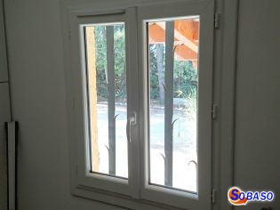 Fenêtre PVC blanche avec couvre joint de 60mm 