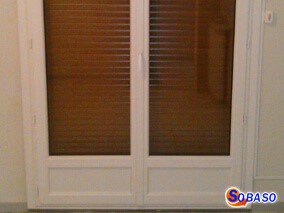 Porte fenêtre PVC 2 vantaux blanche avec soubassement de 30cm 