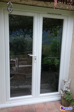 Porte fenêtre PVC avec serrure à clef 