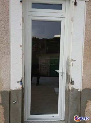 Porte fenêtre PVC blanche avec imposte à soufflet 