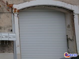 Installation d'une nouvelle porte de garage enroulable 