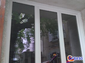 Installation fenêtre PVC blanche 3 vantaux 