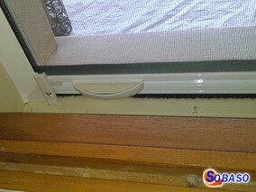 Position basse moustiquaire de fenêtre 