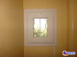 Fenêtre à soufflet PVC blanc petite dimension