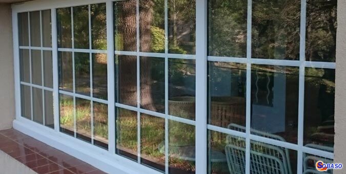 Fenêtre filante PVC avec quatre fixes et croisillons petits bois