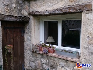 Mariage fenêtre PVC blanche avec bois et pierre