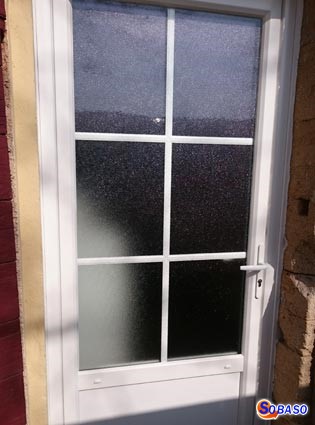 Porte fenêtre blanche avec croisillons