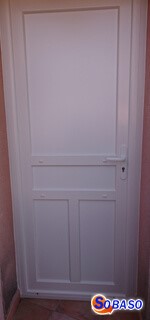 Porte d'entrée blanche en PVC avec traverse et meneau