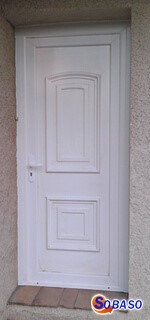 Porte d'entrée PVC blanche avec panneau moulurée