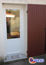 Installation porte d'entrée semi-vitrée PVC Blanc avec volet